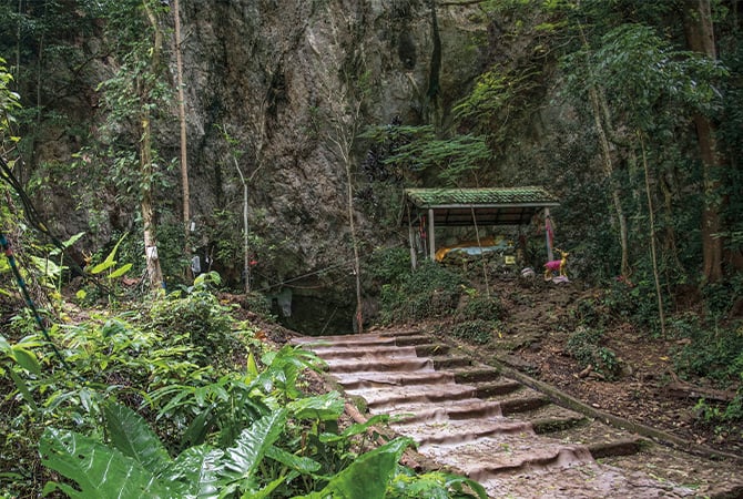 Image of the cave entrance in Thailand